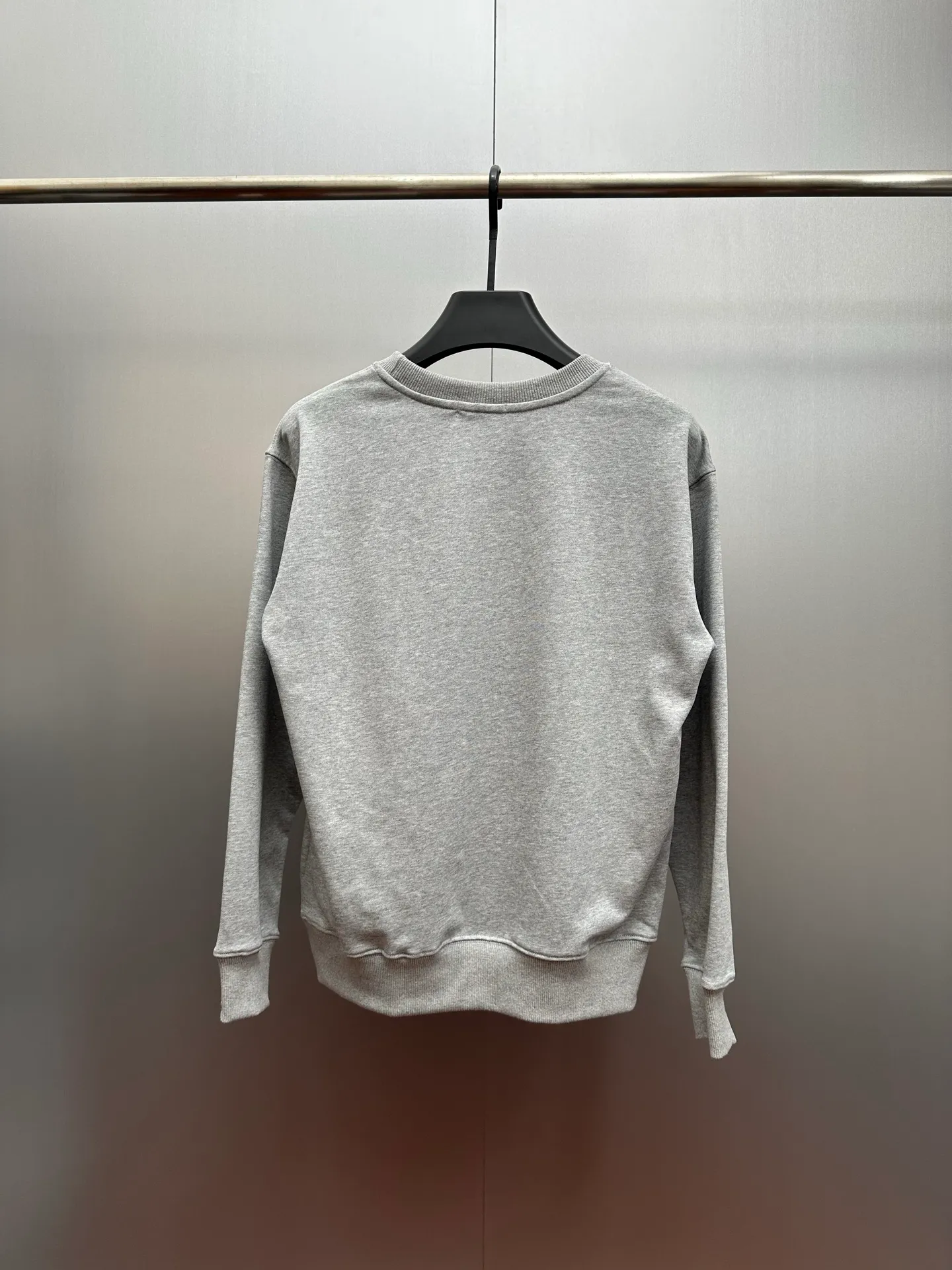 P240 Ralph Lauren/Ralph Lauren classic pony logo jersey long-sleeved sweatshirt. Loose and lazy casual style design. The solid color base is simple and versatile, making it easy to control various styles. ‌The coat fabric is made of 60% cotton➕40% polyester, which not only retains the softness, comfort and breathability of cotton, but also adds the wear resistance and wrinkle resistance of polyester fiber, making the clothes more durable and easy to care for. Even in slightly cooler weather, you won't feel stuffy when wearing it. This kind of fabric has a natural crisp feel and is not easy to pill or deform. The large logo embroidery on the chest is full of color, full of three-dimensionality and lifelike. Designed in the same style for men and women, it is suitable for couples or family wear. It is both practical and beautiful. It is an indispensable and practical item in the wardrobe! Ralph Lauren's age-reducing items add a bit of liveliness and interest to the entire sweatshirt. There is no pressure to dress, regardless of age or gender. Complete accessories!  Color: floral gray Size: S-xL